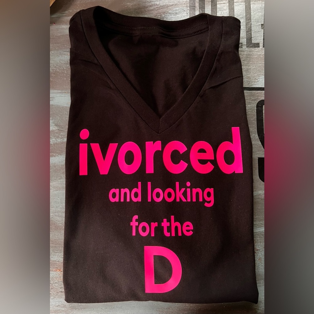 Ivorced and looking to the D 100% cotton vneck tee